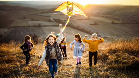 Drachen steigen lassen – auch mit kleinen Kindern: Die besten Tipps