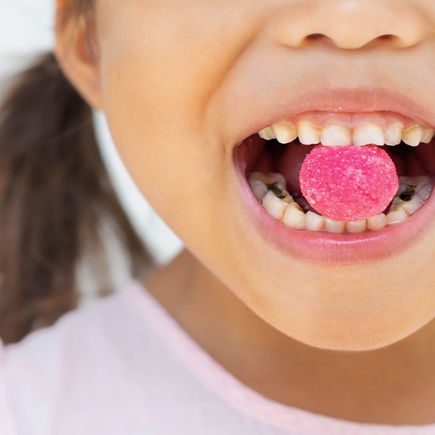 Kinderzahnärztin: Diese 3 Süßigkeiten fördern Karies ganz besonders stark!