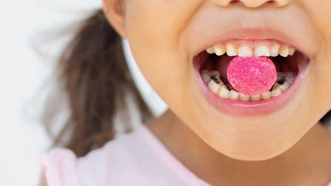 Kinderzahnärztin: Diese 3 Süßigkeiten fördern Karies ganz besonders stark!