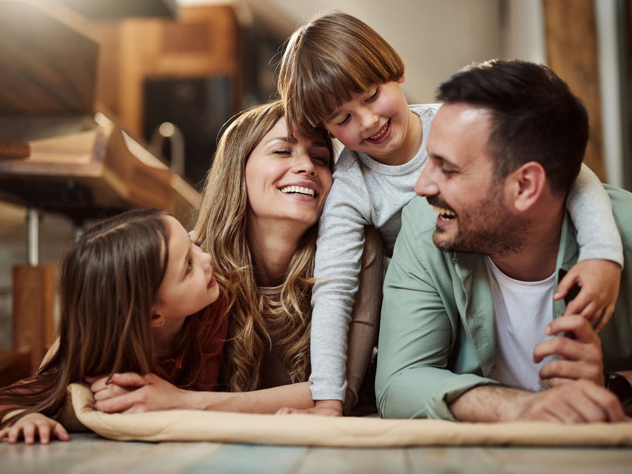 Glückliche, vierköpfige Familie