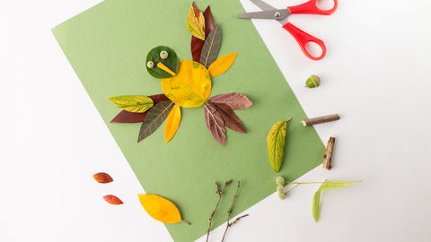 Basteln mit Herbstblättern: Das können schon Kleinkinder!