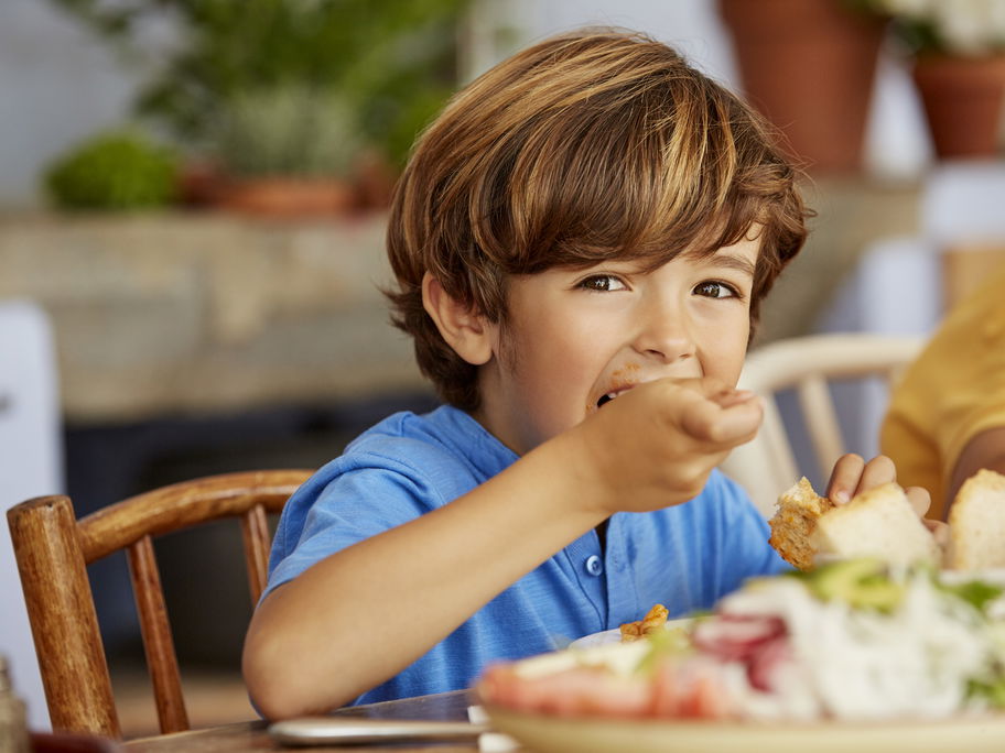 Kleiner Junge beim Essen.