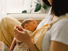 Das Baby richtig anlegen beim Stillen: So macht ihr's