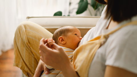 Das Baby richtig anlegen beim Stillen: So macht ihr's