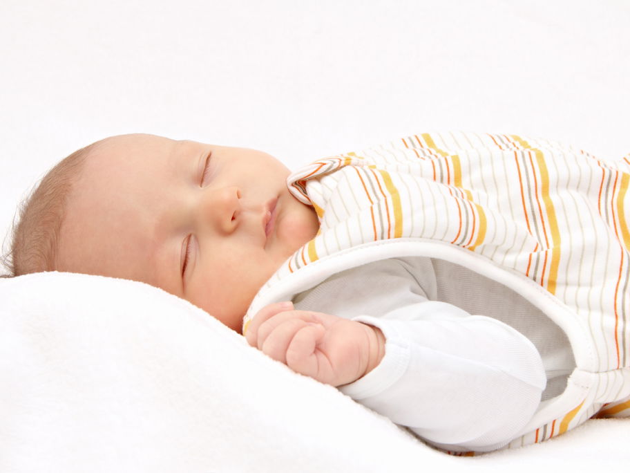 Baby schläft im Schlafsack.