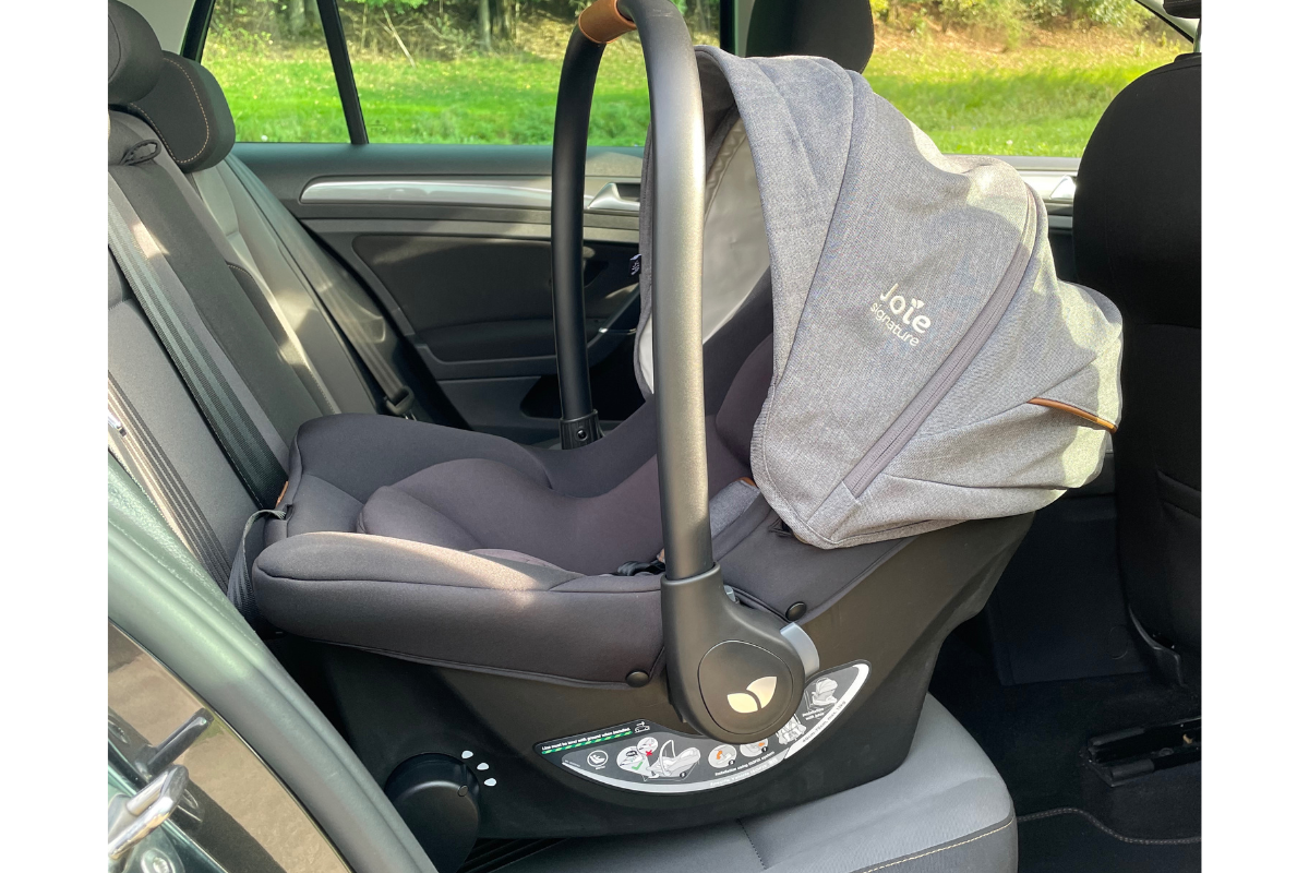 Die Babyschale bietet Komfort und Sicherheit für das Kind bei jeder Autofahrt.