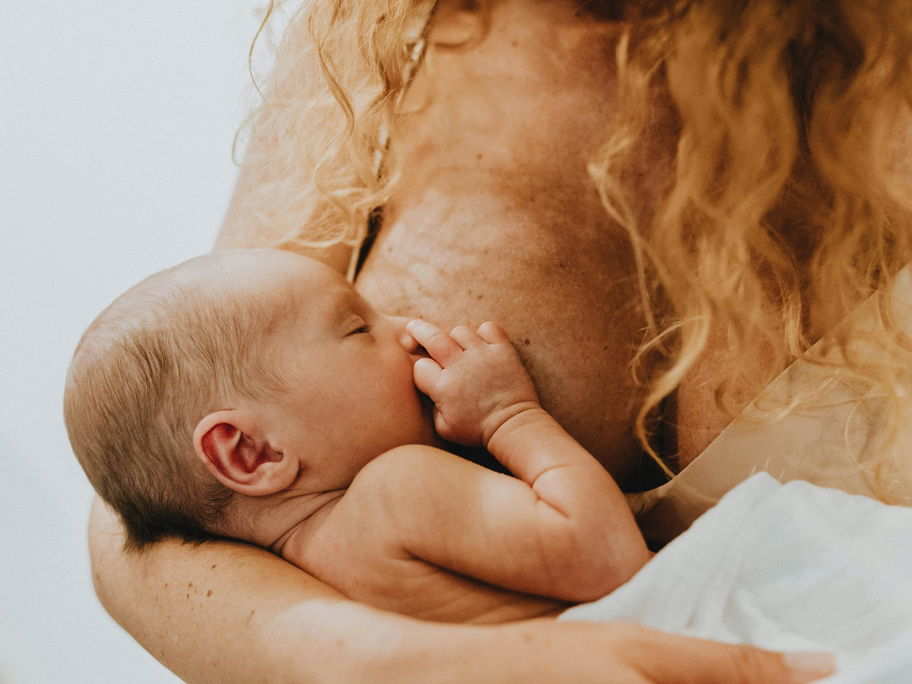 Eine Mutter stillt ihr Baby.