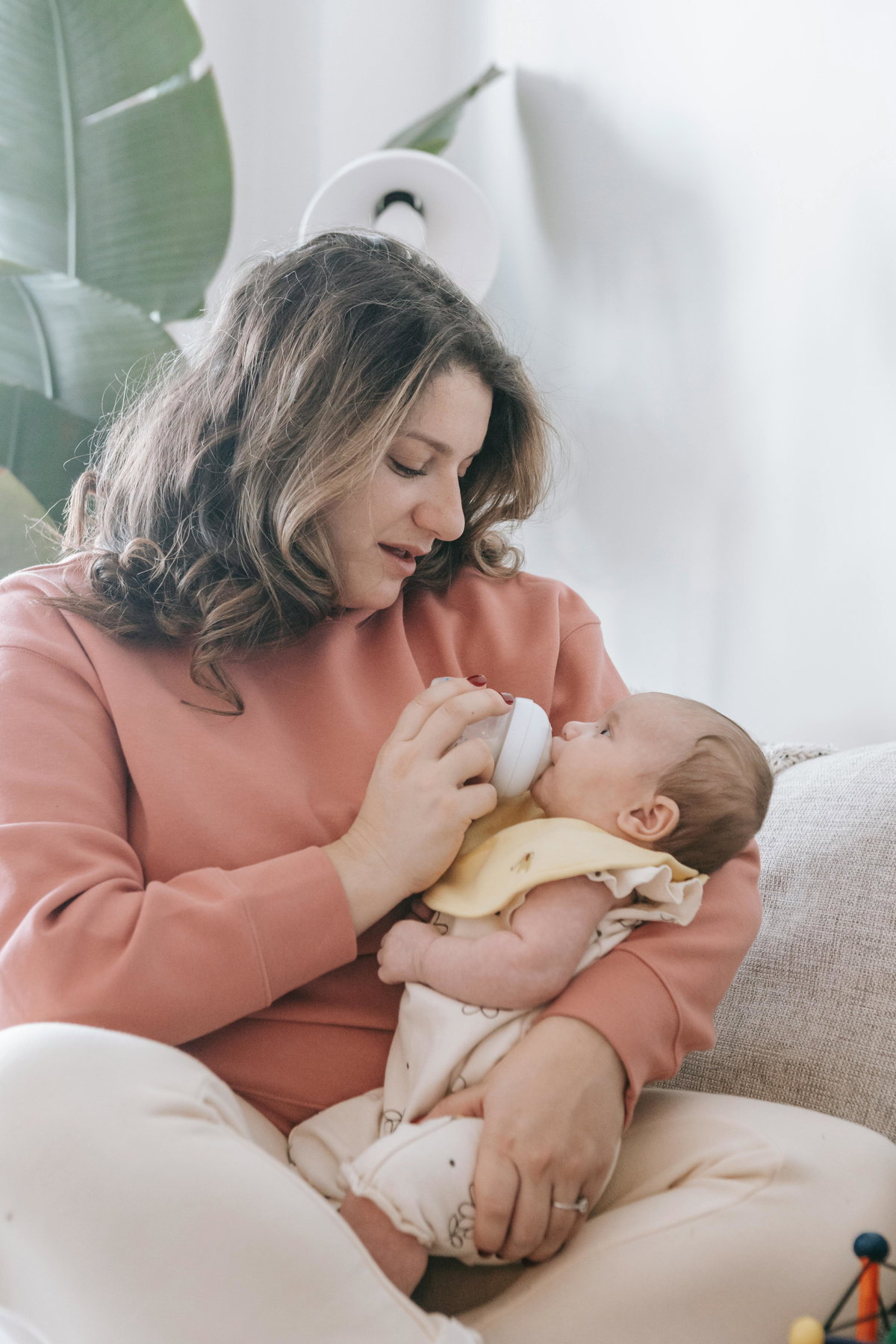 Eine Mutter, die ihrem Baby das Fläschchen gibt.