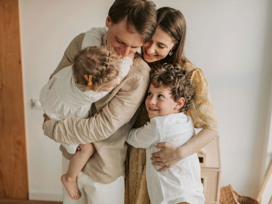 Glückliche vierköpfige Familie