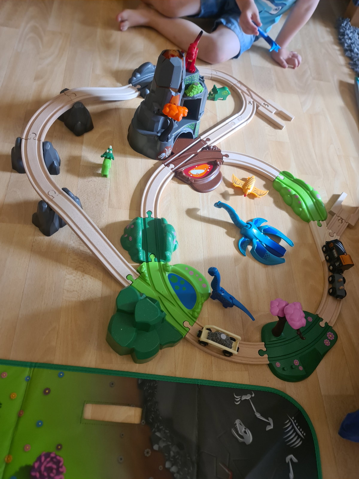 Testerin Kathrin und Sohn empfehlen das Dino-Set von BRIO gern weiter.