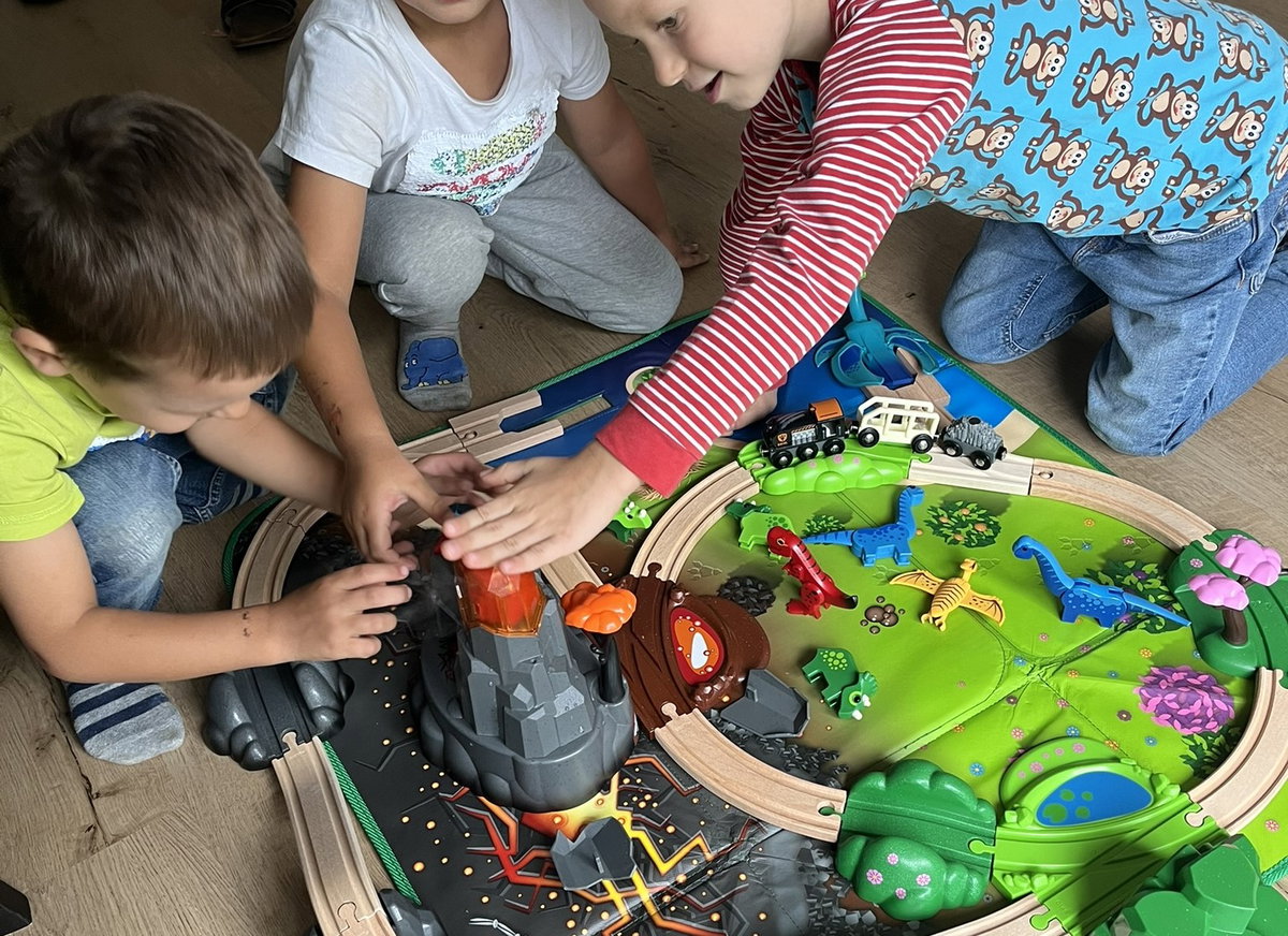 Die Kids von Vera Testerin haben viel Spaß beim Spielen mit dem Dino-Set von BRIO.