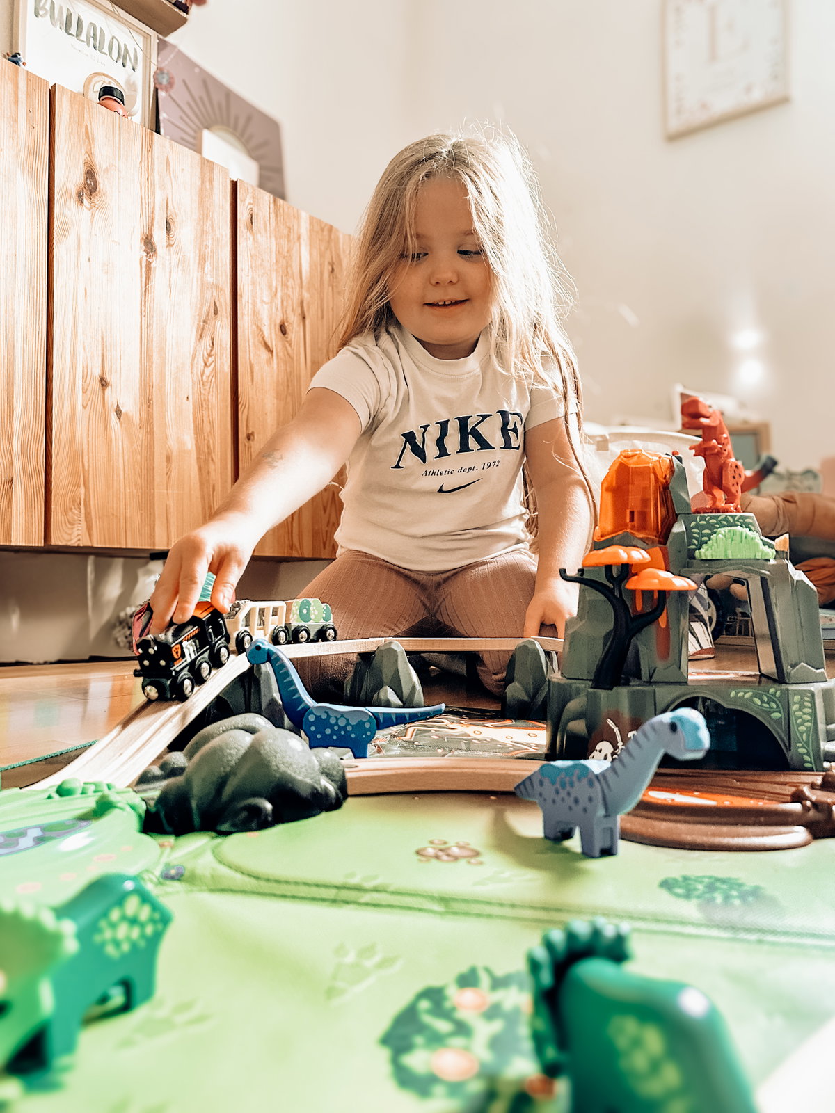 Tochter und Sohn von Mama Carolyn spielen sehr gerne mit dem Dino Set von BRIO.