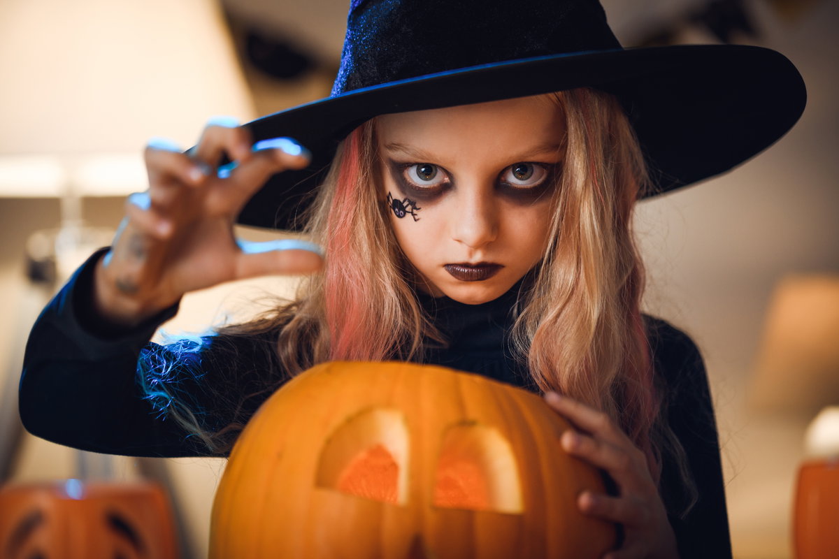 Ein Mädchen, das als Hexe geschminkt ist