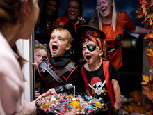 Sollen Kinder an Halloween wirklich Süßigkeiten von Fremden annehmen?