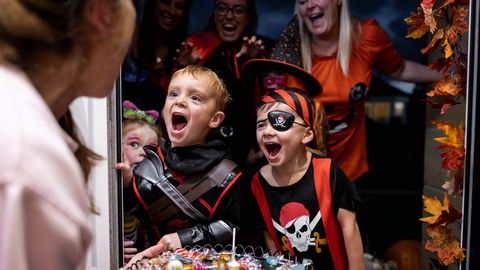 Sollen Kinder an Halloween wirklich Süßigkeiten von Fremden annehmen?