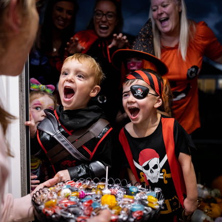 Sollen Kinder an Halloween wirklich Süßigkeiten von Fremden annehmen?