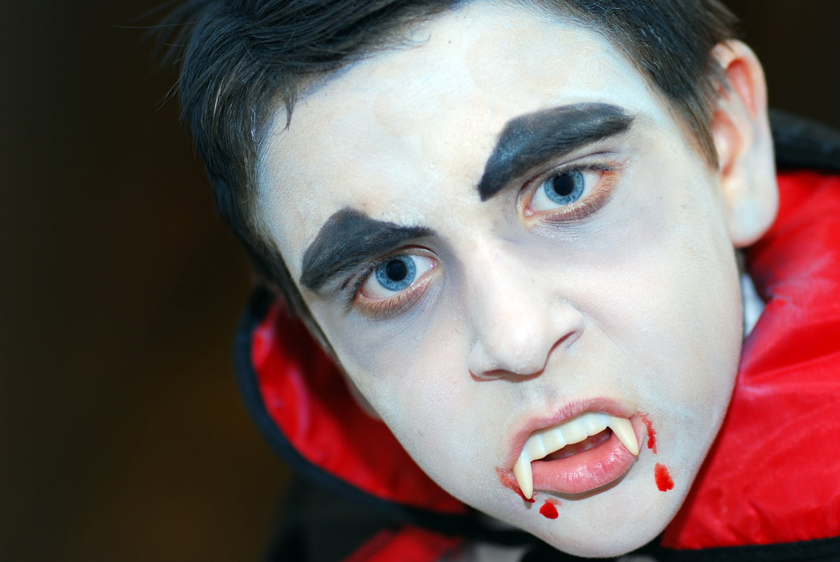 Ein Junge, der als Vampir verkleidet ist.
