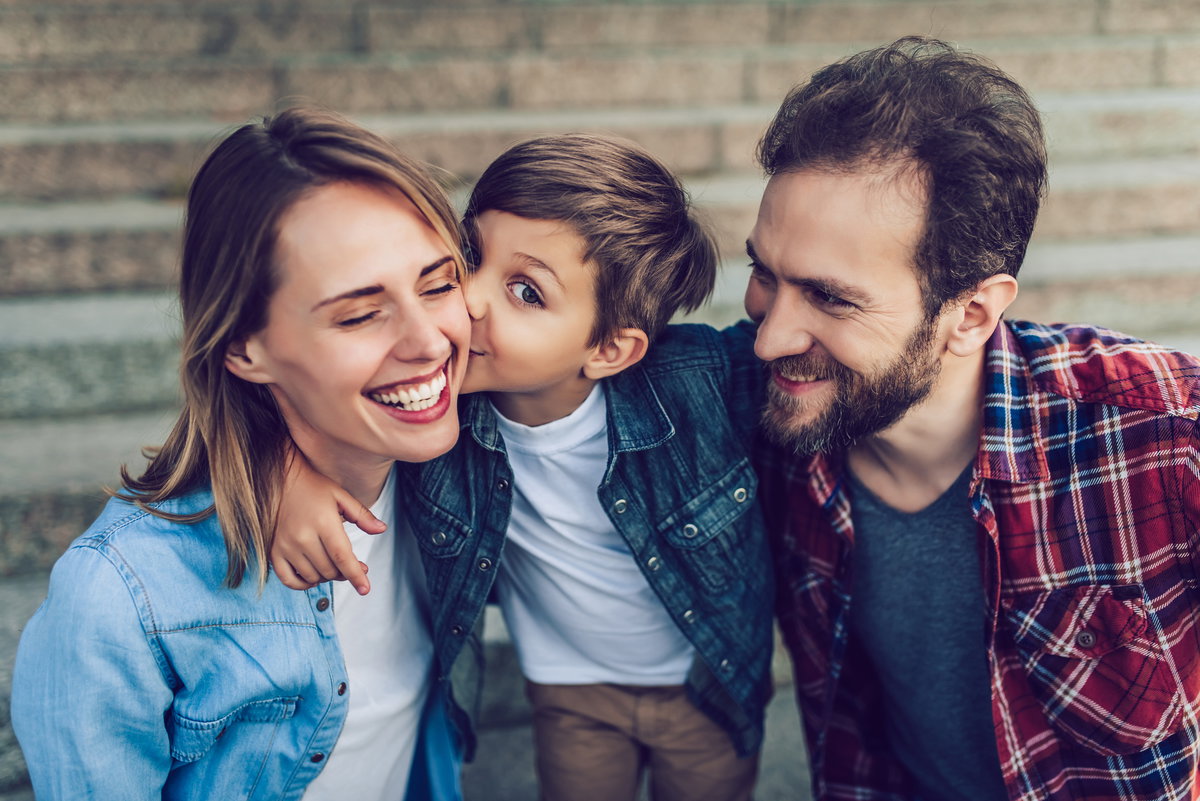 Glückliche Familie mit einem Kind.