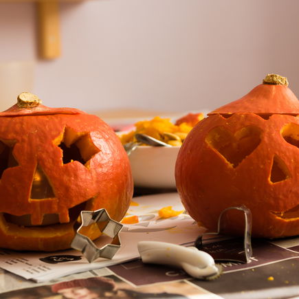 Alles orange: Halloween-Tüten – mit Essbarem gefüllt