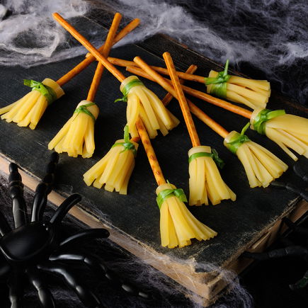 Hexenbesen aus Käse – perfekt für Halloween mit Kindern