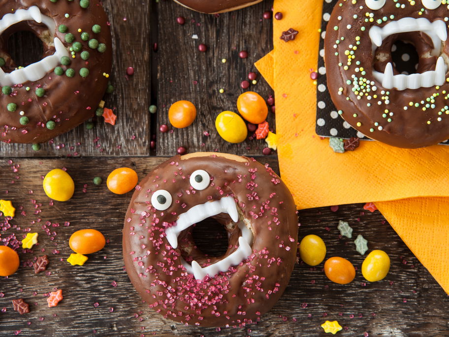Halloween-Donuts mit Gebiss.