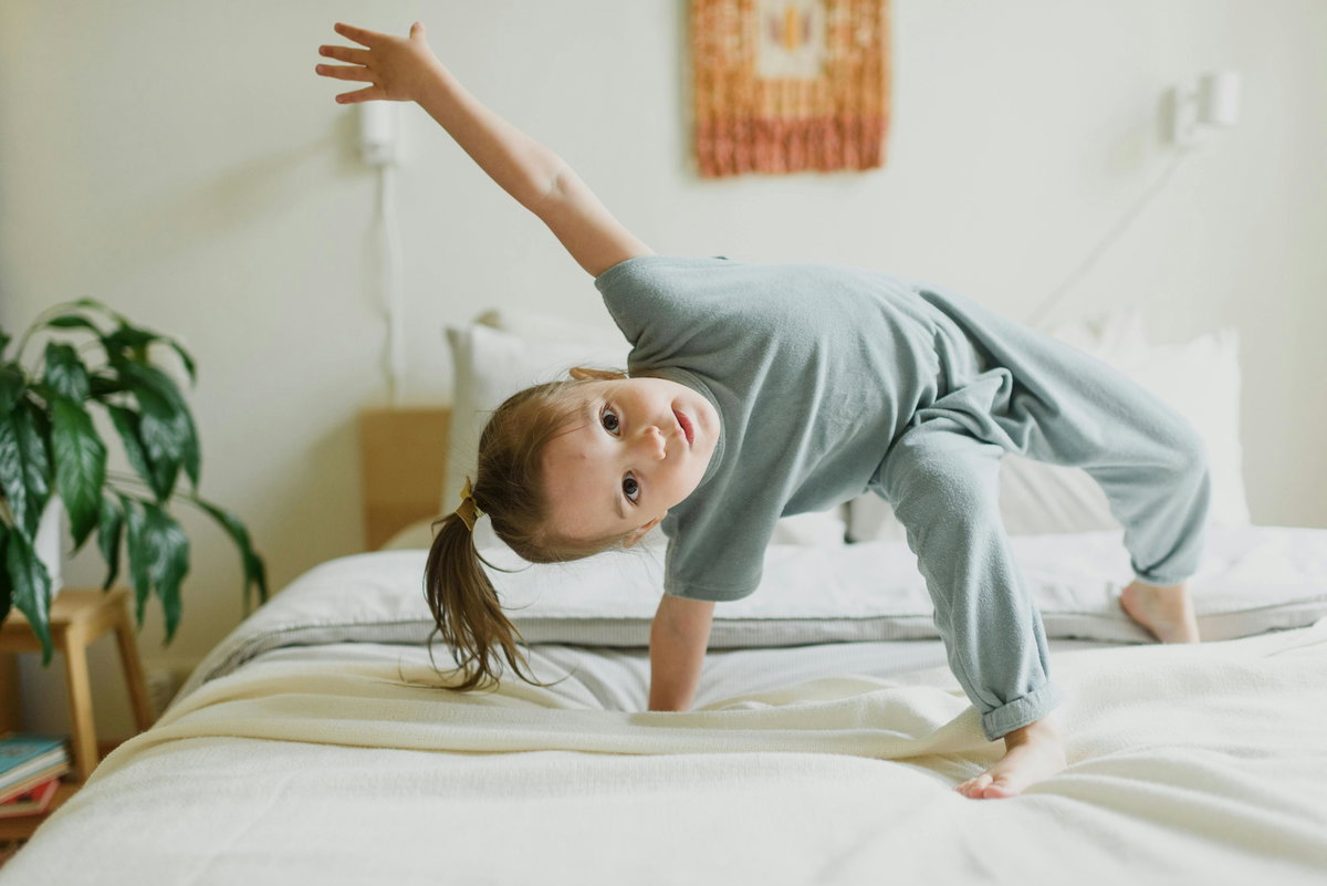 Ein kleines Mädchen turnt auf dem Bett rum?