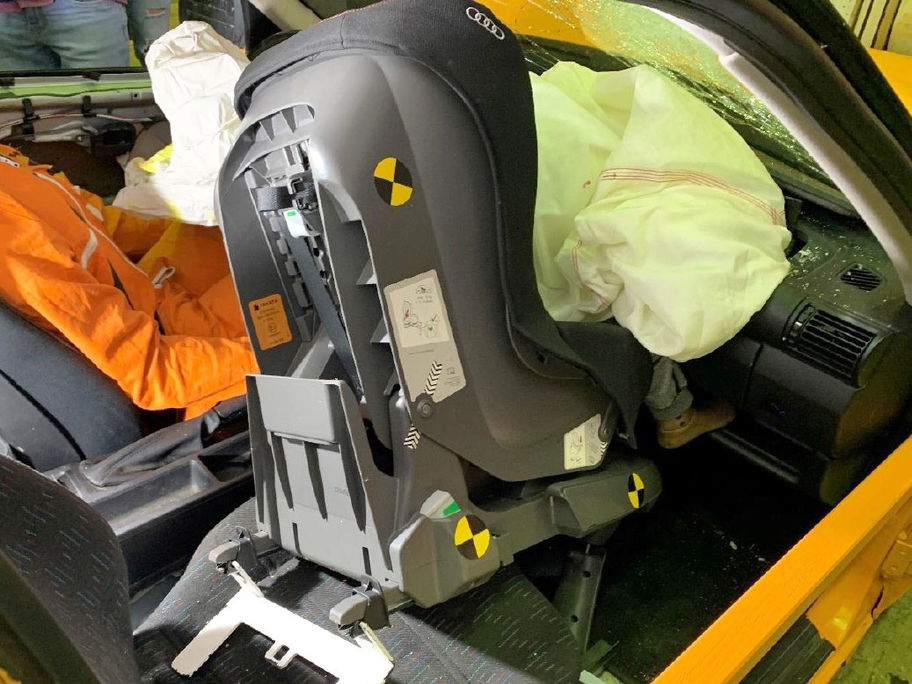 Ein Kindersitz mit Universal-Isofix-Adapter wurde bei einem Crashtest durchs Auto geschleudert.