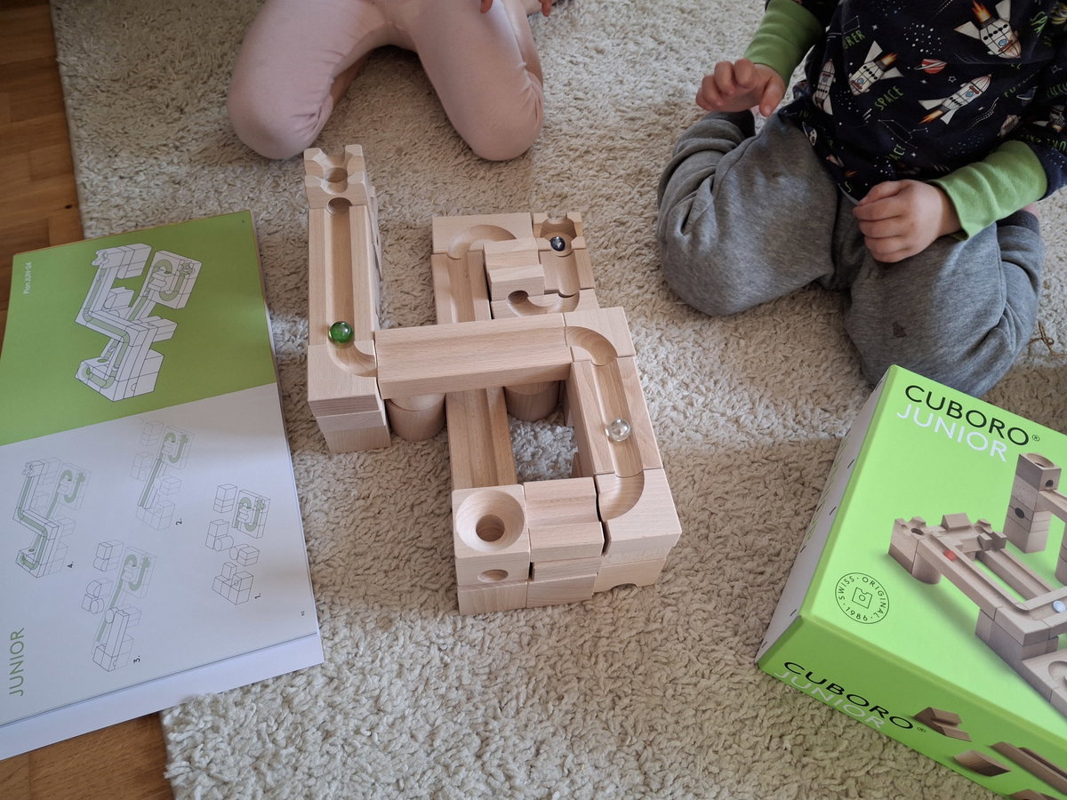 Das Spielen mit der CUBORO Kugelbahn macht nicht nur Spaß, sondern fördert auch die Kreativität.