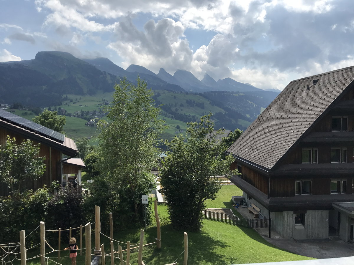 Blick vom Feriendorf auf die Churfirsten.