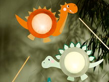 Dino-Laterne aus Papptellern basteln: Mit kostenloser Vorlage zum Ausdrucken