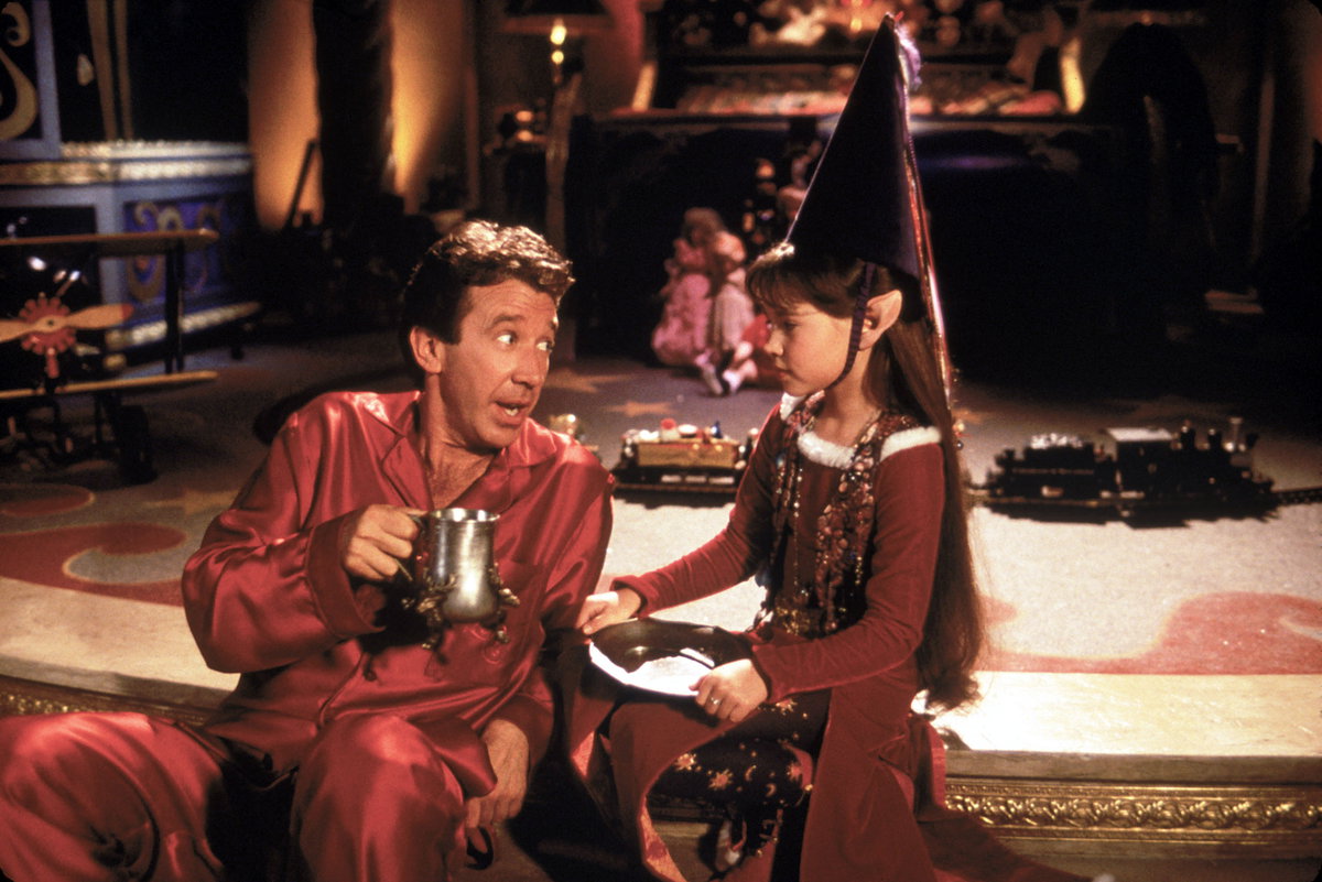 Tim Allen als Weihnachtsmann und ein kleines Mädchen.