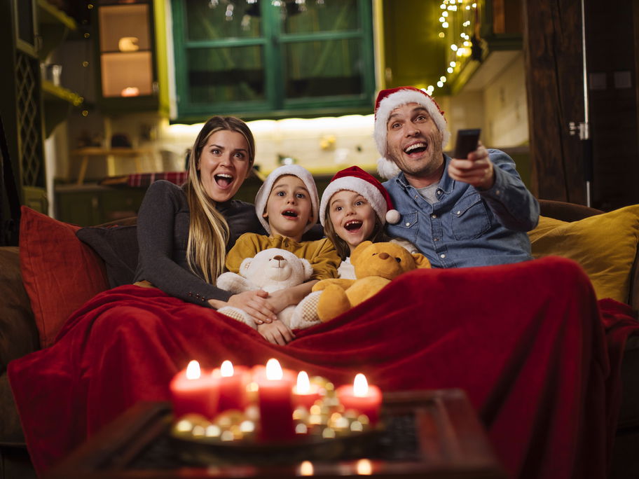 Eine Familie, die zu Weihnachten TV schaut.