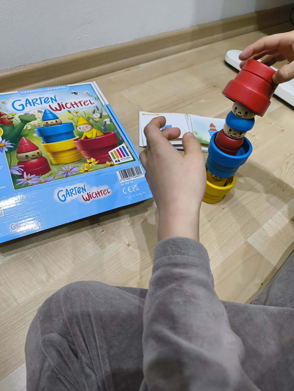 Martas Sohn hat beim Spielen mit den Gartenwichteln viel Spaß.