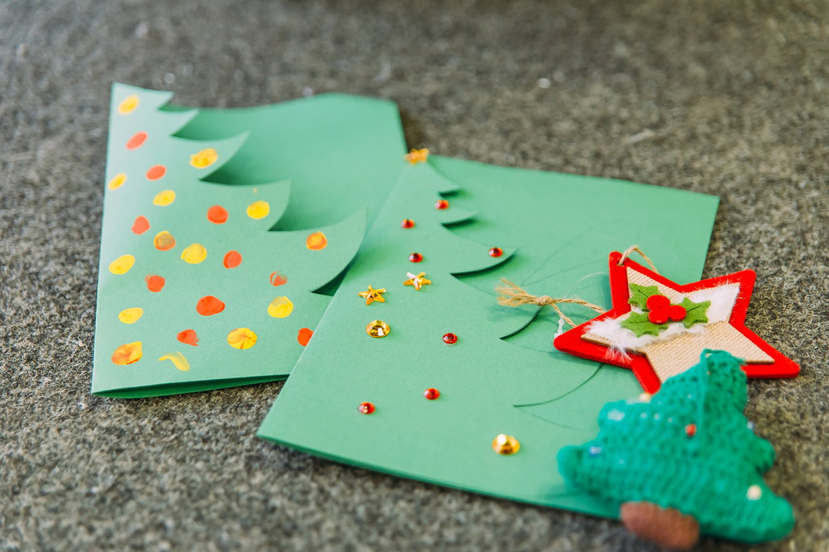 Eine Weihnachtskarte mit Tannenbaum-Schnittmuster