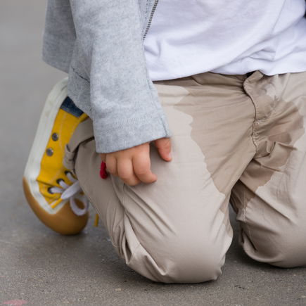 Das Kind macht wieder in die Hose: Was Eltern dann tun können