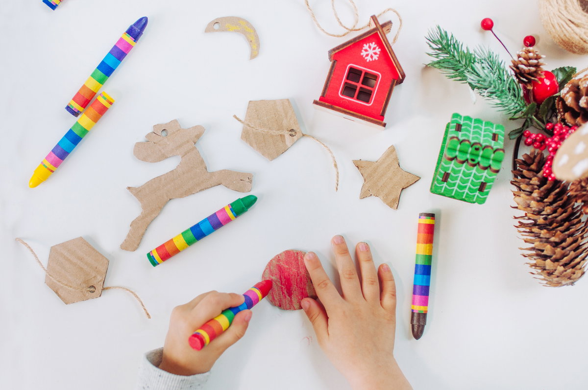 Weihnachtliche Ornamente aus Pappresten