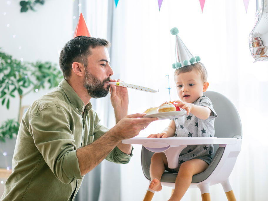 Ein kleines Kind feiert Geburtstag mit seinem Papa.