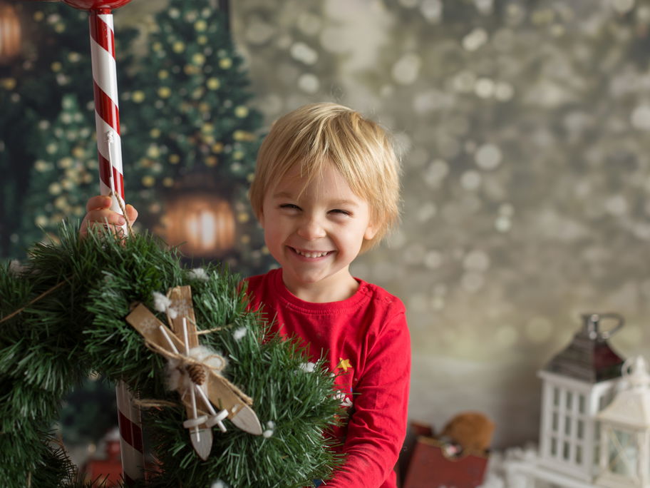 Ein kleiner Junge an Weihnachten