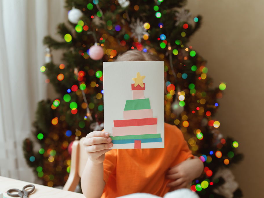 Eine selbstgebastelte Weihnachtskarte von einem Kind