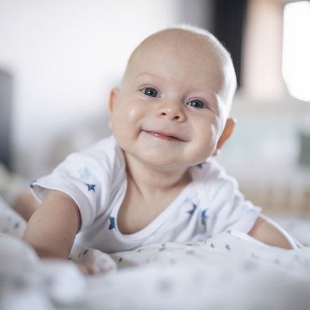 Ab wann drehen sich Babys? Das sind die ersten Anzeichen