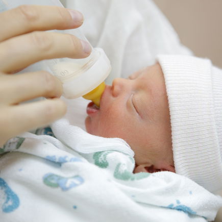 Stuhl in der Muttermilch kann Kaiserschnitt-Babys helfen