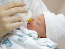 Stuhl in der Muttermilch kann Kaiserschnitt-Babys helfen