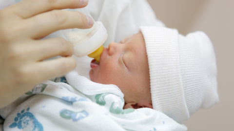 Stuhl in der Muttermilch kann Kaiserschnitt-Babys helfen