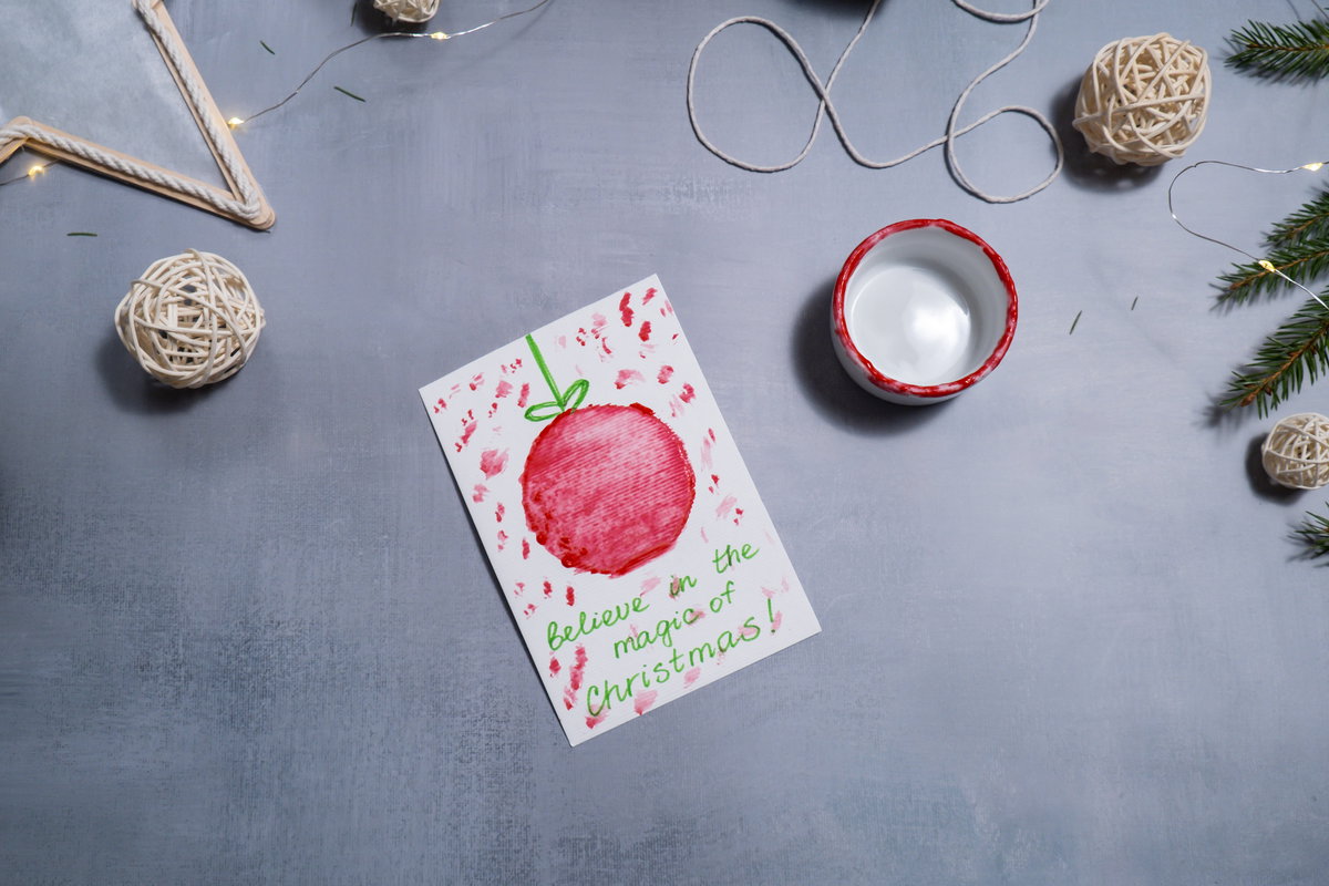 Eine Weihnachtskarte mit Weihnachtskugel