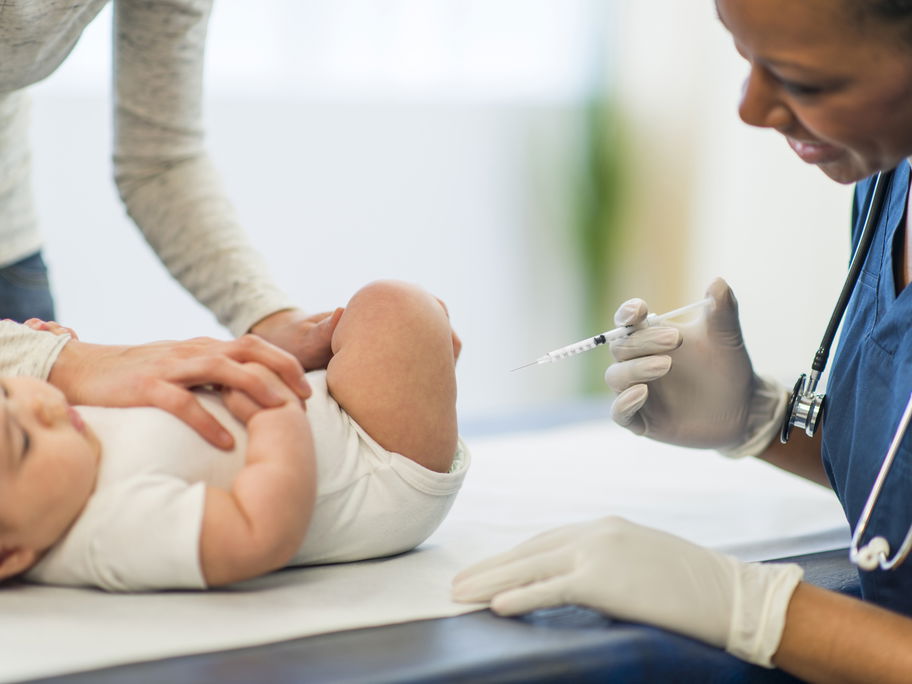 Ein Baby wird vom Kinderarzt geimpft.