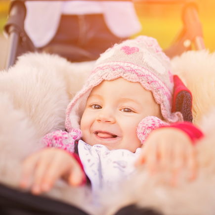 Lammfell im Kinderwagen: ja oder nein? Alle Vor- und Nachteile