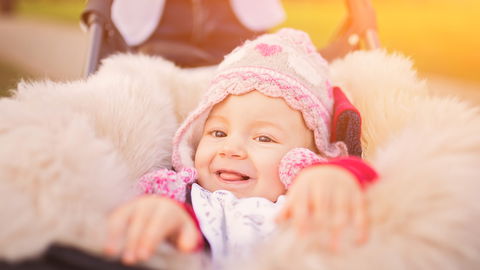Lammfell im Kinderwagen: ja oder nein? Alle Vor- und Nachteile
