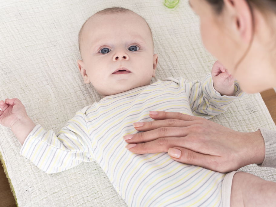 Baby bekommt eine Bauchmassage.