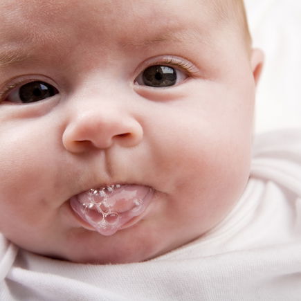 Warum Babys Spuckebläschen machen