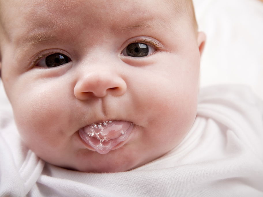Baby macht Spuckebläschen.